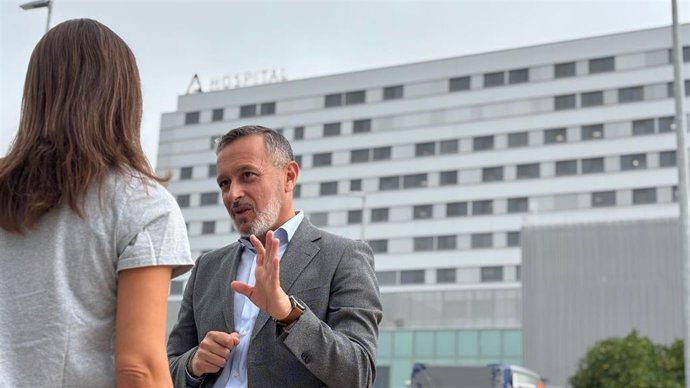 El secretario de organización del PSOE de Sevilla, Rafael Recio, atiende a los medios a las puertas del Hospital Muñoz Cariñanos.