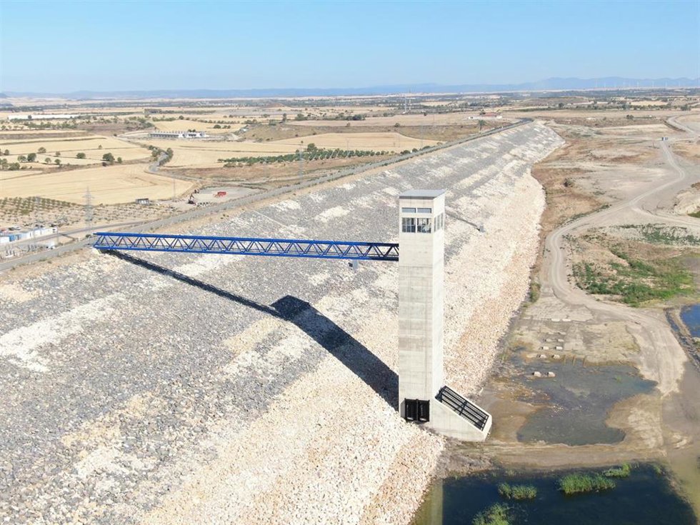 Archivo - Torre de toma del futuro embalse de Almudévar