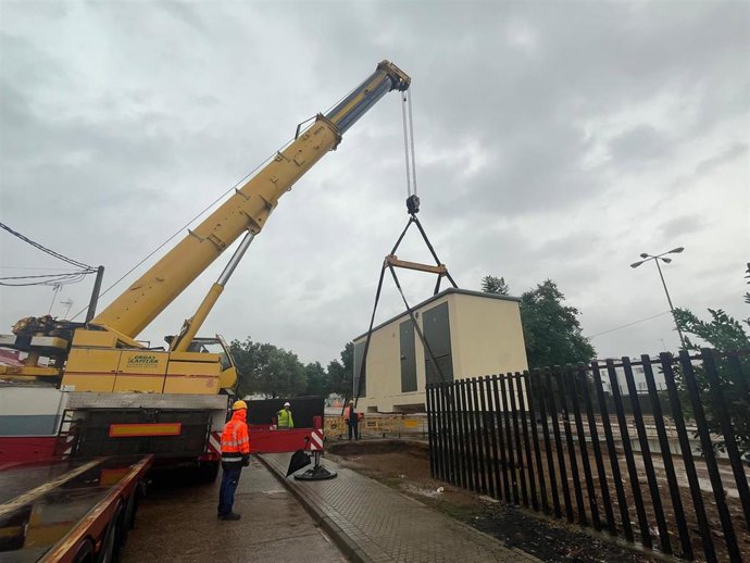 Operarios de Endesa instalan en Amate un centro de transformación.