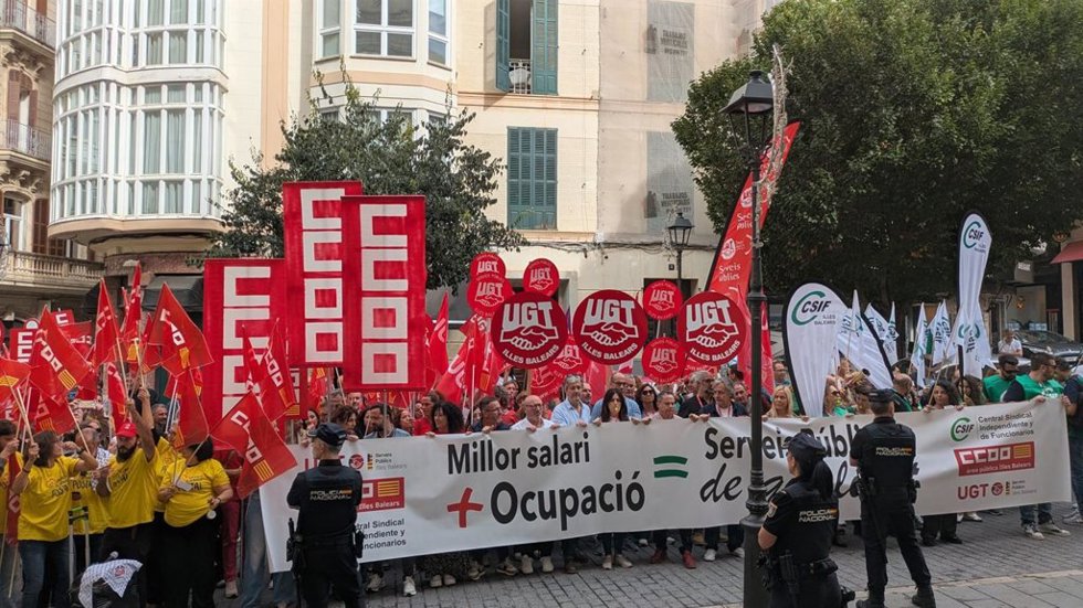 Protesta de empleados públicos, frente a la Delegación del Gobierno en el archipiélago.