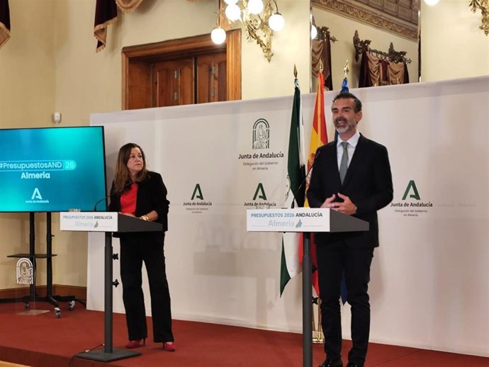 La consejera de Desarrollo Educativo y FP, María del Carmen Castillo, y el consejero de Agricultura, Pesca, Agua y Desarrollo Rural, Ramón Fernández-Pacheco, en rueda de prensa en Almería.