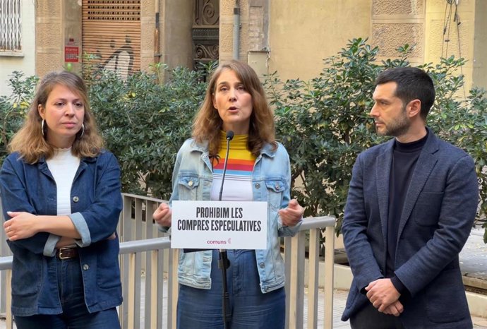 La líder de los Comuns en el Parlament, Jéssica Albiach, en una atención a los medios junto al ministro de Derechos Sociales, Consumo y Agenda 2030, Pablo Bustinduy, y la líder de BComú en el Ayuntamiento de Barcelona, Janet Sanz.