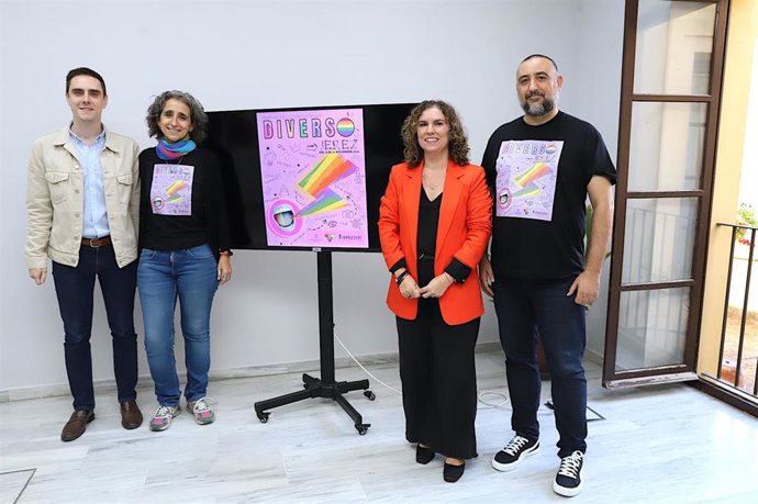 El teniente de alcaldesa de Servicios Públicos del Ayuntamiento de Jerez, Jaime Espinar, y la de Igualdad, Susana Sánchez, junto a la presidenta de Jerelesgay, Susana Domínguez, y su vicepresidente, Salvador Mena.