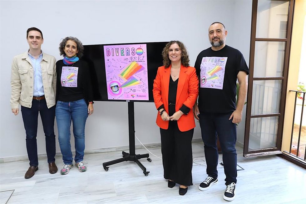 El teniente de alcaldesa de Servicios Públicos del Ayuntamiento de Jerez, Jaime Espinar, y la de Igualdad, Susana Sánchez, junto a la presidenta de Jerelesgay, Susana Domínguez, y su vicepresidente, Salvador Mena.