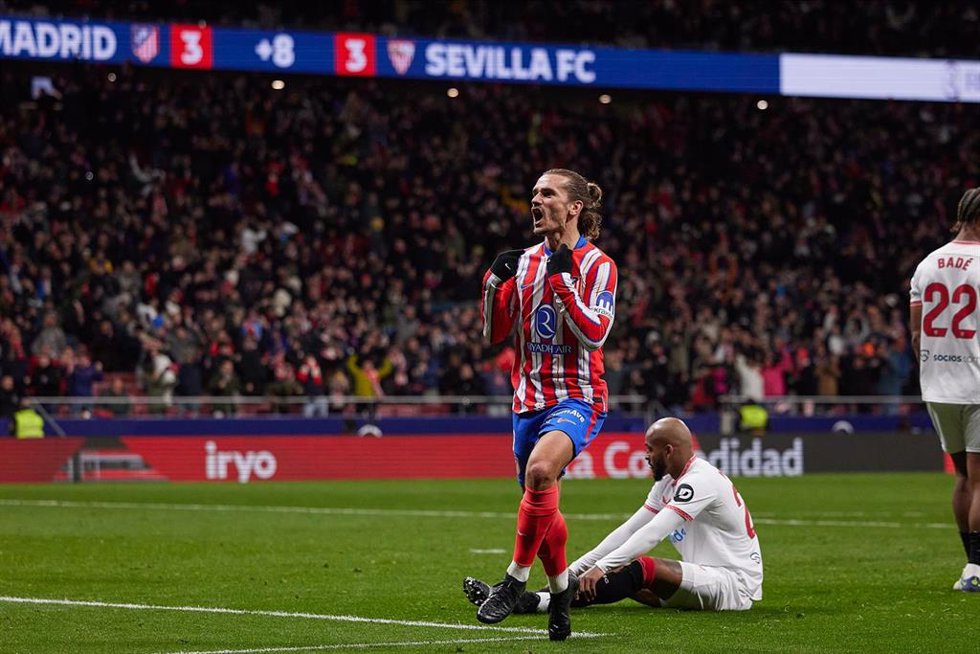 Archivo - Antoine Griezmann celebra un gol en el Atlético de Madrid-Sevilla FC de LaLiga EA Sports 24-25