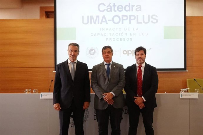 Presentación de la cátedra 'Cátedra Opplus: Impacto de la Capacitación de Procesos', con el rector de la UMA, Teodomiro López; el director de la cátedra, José Manuel Núñez; y por el CEO de Opplus, Pablo Benavides.