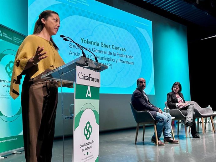 La secretaria general de la Federación Andaluza de Municipios y Provincias (FAMP), Yolanda Sáez, en la presentación del primer Catálogo de Prestaciones del Sistema Público de Servicios Sociales de Andalucía.