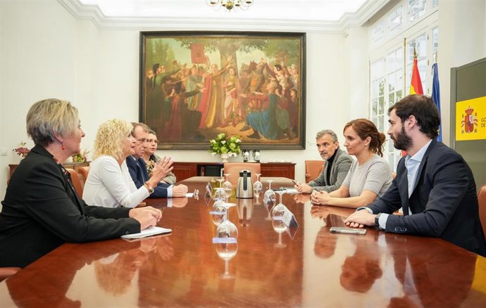 La presidenta de Amama, Ángela Claverol, con la ministra de Sanidad, Mónica García, en una reunión mantenida en Sevilla.