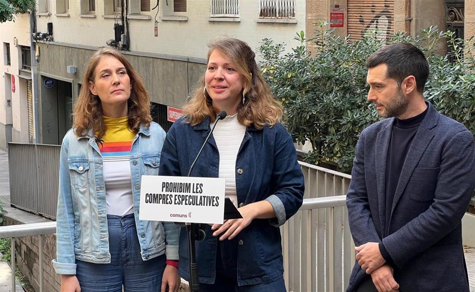 La líder de BComú en el Ayuntamiento de Barcelona, Janet Sanz, en una atención a los medios junto al ministro de Derechos Sociales, Consumo y Agenda 2030, Pablo Bustinduy, y la líder de los Comuns en el Parlament, Jéssica Albiach.