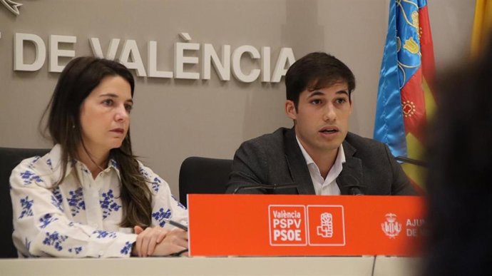 La edil del PSPV-PSOE en el Ayuntamiento de València María Pérez y el portavoz de esta formación en el consistorio, Borja Sanjuán, en la rueda de prensa que han ofrecido sobre la ZBE.