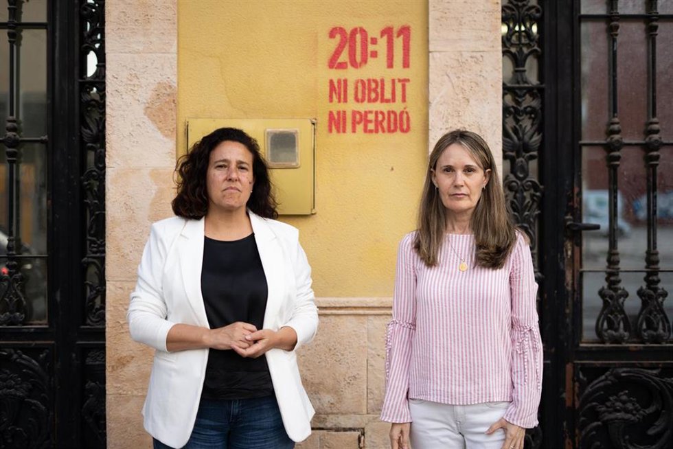La presidenta de la Asociación Víctimas de la dana, Mariló Gradolí (i), y la  presidenta de la Asociación Víctimas Mortales de la dana 29O, Rosa Álvarez (d), posan para Europa Press
