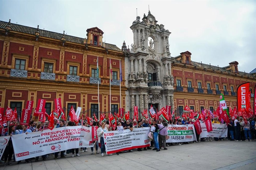 CCOO de Andalucía y UGT de Andalucía se concentran en el Palacio de San Telmo (Sevilla) para exigir al Gobierno andaluz que se Siente a negociar las condiciones laborales de 65.000 trabajadores del sector público andaluz.