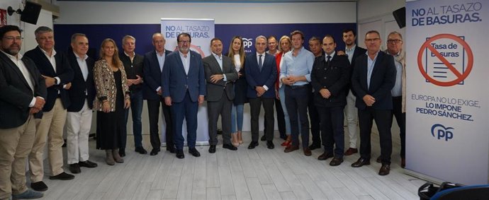 El vicesecretario de Política Autonómica y Municipal y Análisis Electoral del PP, Elías Bendodo, este jueves junto a compañeros del PP de Sevilla