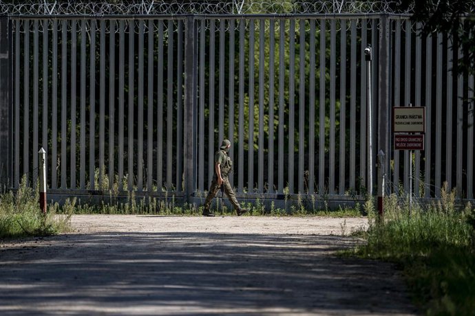 Archivo - FILED - 06 September 2023, Poland, Jalowka: A soldier walks along the border fence on the Polish side with Belarus.  Poland this year again registered a significant rise in the number of attempts to enter the country via Belarus without authoriz