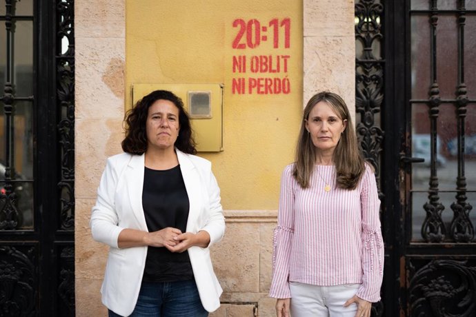 La presidenta de l'Associació Víctimes de la dana, Mariló Gradolí (e), i la  presidenta de l'Associació Víctimes Mortals de la dana 29O, Rosa Álvarez (d), posen per a Europa Press