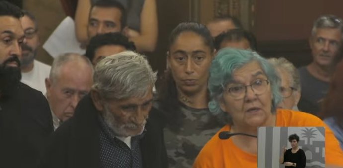 La portavoz de la PAH, Ángela Pons, junto a varios integrantes de las familias de Son Bordoy este jueves en el pleno del Ayuntamiento de Palma.