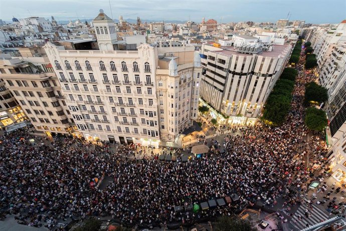 Imagen panorámica de cientos de personas con pancartas pidiendo la dimisión del 'president' Carlos Mazón el pasado 25 de octubre
