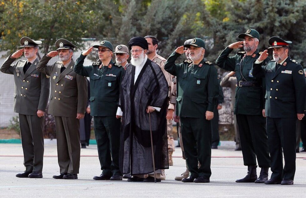 Archivo - El ayatolá Alí Jamenei y dirigentes militares iraníes