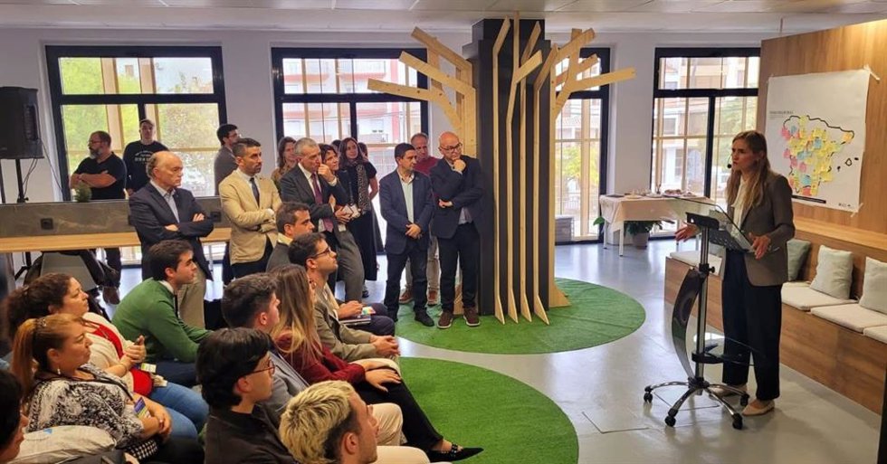 Encuentro de la ministra Sara Aagesen con jóvenes participantes en el programa Campus Rural