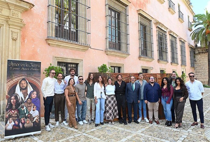 El guitarrista y director, Pepe del Morao, y el delegado de Cultura, Grandes Eventos, Patrimonio Histórico y Capitalidad Europea de la Cultura del Ayuntamiento de Jerez de la Frontera, Francisco Zurita, en la presentación del musical 'Amor en la Tierra'