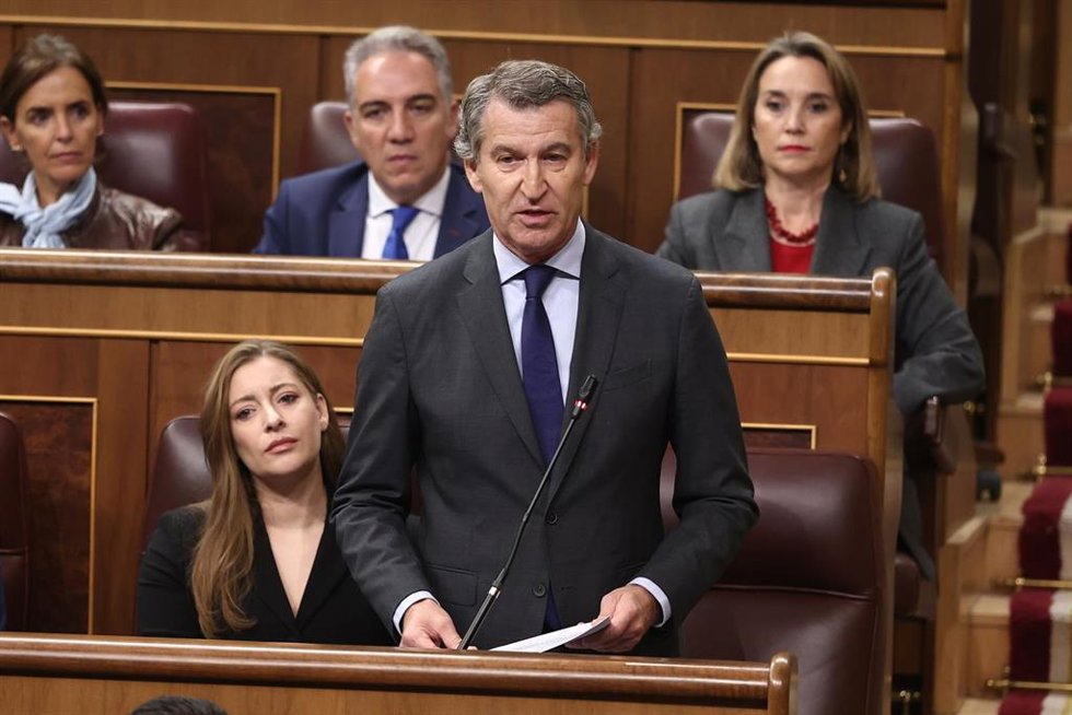 El presidente del PP, Alberto Núñez Feijo y la portavoz del grupo popular en el Congreso, Ester Muñoz, durante una sesión de control, en el Congreso de los Diputados, a 29 de octubre de 2025, en Madrid (España).