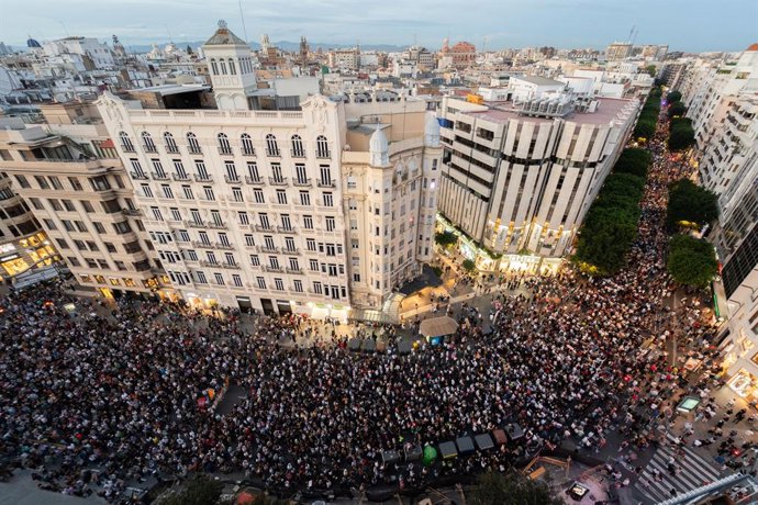 Imatge panoràmica de centenars de persones amb pancartes demanant la dimissió del president Carlos Mazón el passat 25 d'octubre