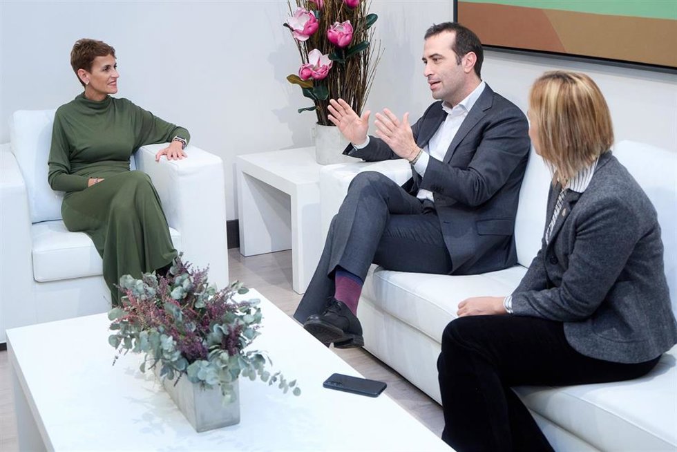 La presidenta de Navarra, María Chivite, se reúne con el ministro de Economía, Comercio y Empresa, Carlos Cuerpo, en el Palacio de Navarra.
