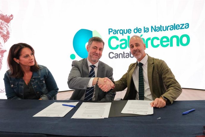 Os consejeros de Educación, Sergio Silva, y de Cultura, Turismo y Deporte, Luis Martínez Abad, firman el convenio de colaboración entre la Consejería de Educación, FP y Universidades y CANTUR, para promover e impulsar la FP en Cantabria.