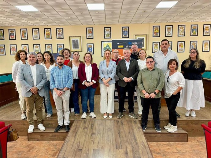 Más de 400 personas en paro de la comarca de la Axarquía podrán participar en las actividades formativas del proyecto europeo EnRuta, que promueve la Diputación de Málaga con la colaboración de una treintena de instituciones y entidades de la provincia