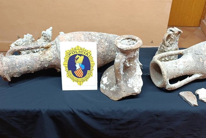 Três ânforas romanas e restos arqueológicos de sítios subaquáticos recuperados em Alicante