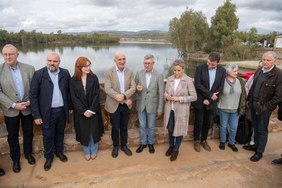 El secretario de Estado de Medio Ambiente, Hugo Morán, en el embalse del Gasset.