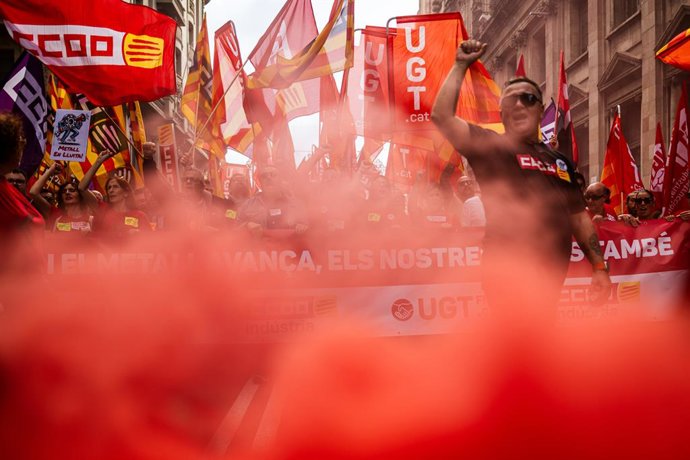 Milers de persones durant una manifestació del sector del metall