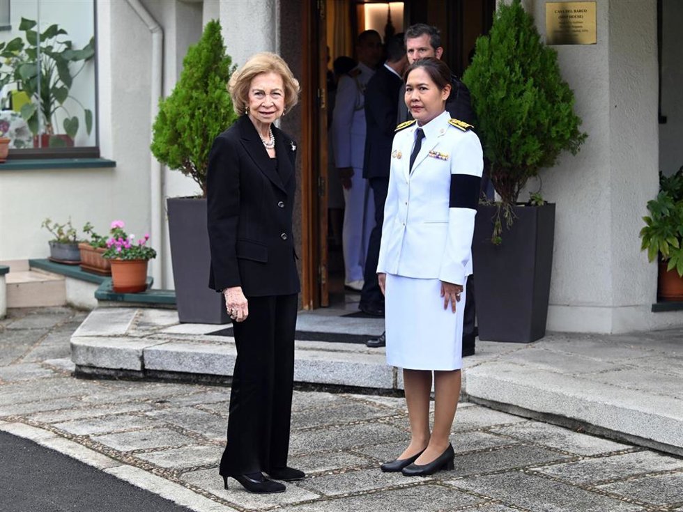 La Reina Sofía es recibida por  Phantipha Iamsudha Ekarohit a su llegada a la embajada de Tailandia para firmar en el libro de condolencias por el fallecimiento de la Reina Sirikit, a 30 de octubre de 2025, en Madrid (España).