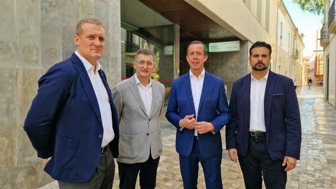 El secretario general del PSOE de Almería, José María Martín, junto a los socialistas almerienses Raúl Enríquez, José Luis Sánchez Teruel y Mateo Hernández.