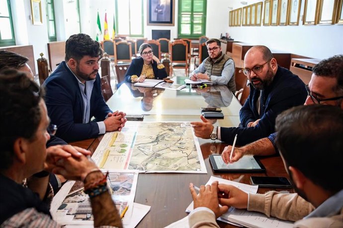 El responsable del Área de Cooperación de Diputación de Cádiz, Javier Bello, en una reunión con al alcalde de Arcos, Miguel Rodríguez.