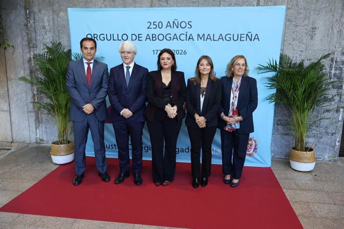 El consejero de Justicia, José Antonio Nieto, la decana del Colegios de Abogados de Málaga, Flor Carrasco; y otros asistentes a la inauguración del 20 Congreso Jurídico de la Abogacía de Málaga.