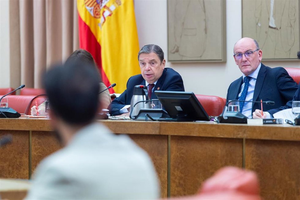 El ministro de Agricultura, Pesca y Alimentación, Luis Planas (c), comparece ante la Comisión de Agricultura, Pesca y Alimentación, en el Congreso de los Diputados,  