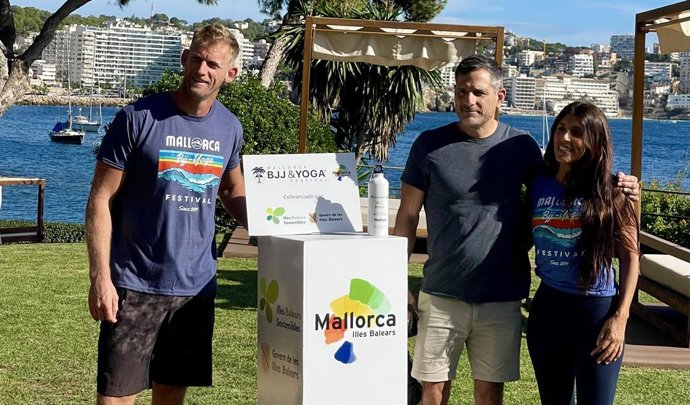 Luke Wills, Joe Notebaert y Anna Cabagna en la presentación.