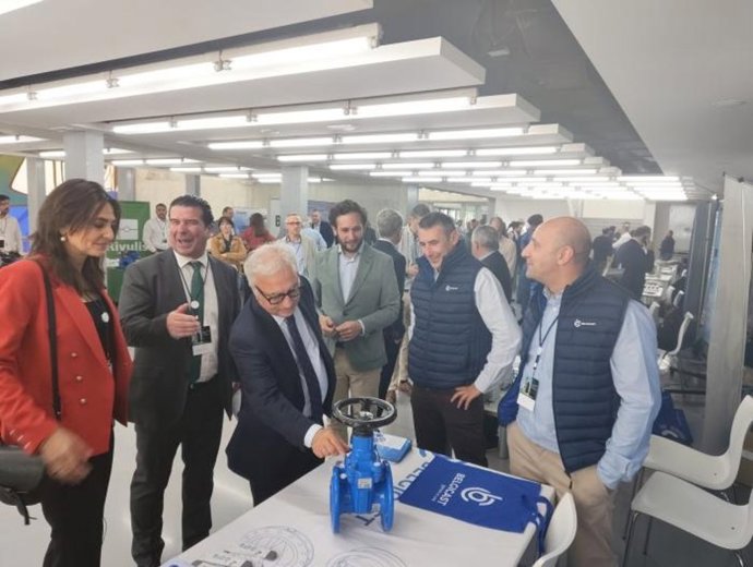 El consejero de Agricultura, Javier Rincón, visita los stands.