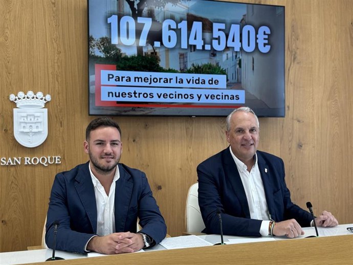 El alcalde de San Roque, Juan Carlos Ruiz Boix, presentando los presupuestos para 2026.