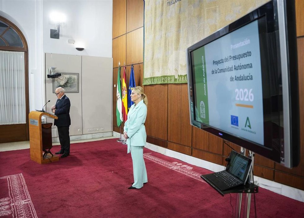La consejera de Economía, Hacienda, Fondos Europeos y Diálogo Social, Carolina España, en el acto de entrega del proyecto de ley del Presupuesto andaluz para 2026 en el Parlamento. (Foto de archivo).