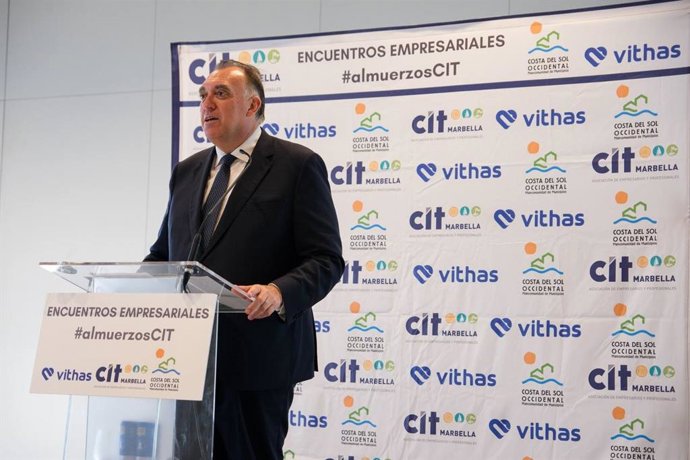 El consejero de Turismo, Arturo Bernal, ha hecho un llamamiento a ayuntamientos, empresas, asociaciones y sociedad civil para que se sumen a la Declaración de Sevilla, acuerdo institucional para reivindicar el valor del turismo como gran industria.