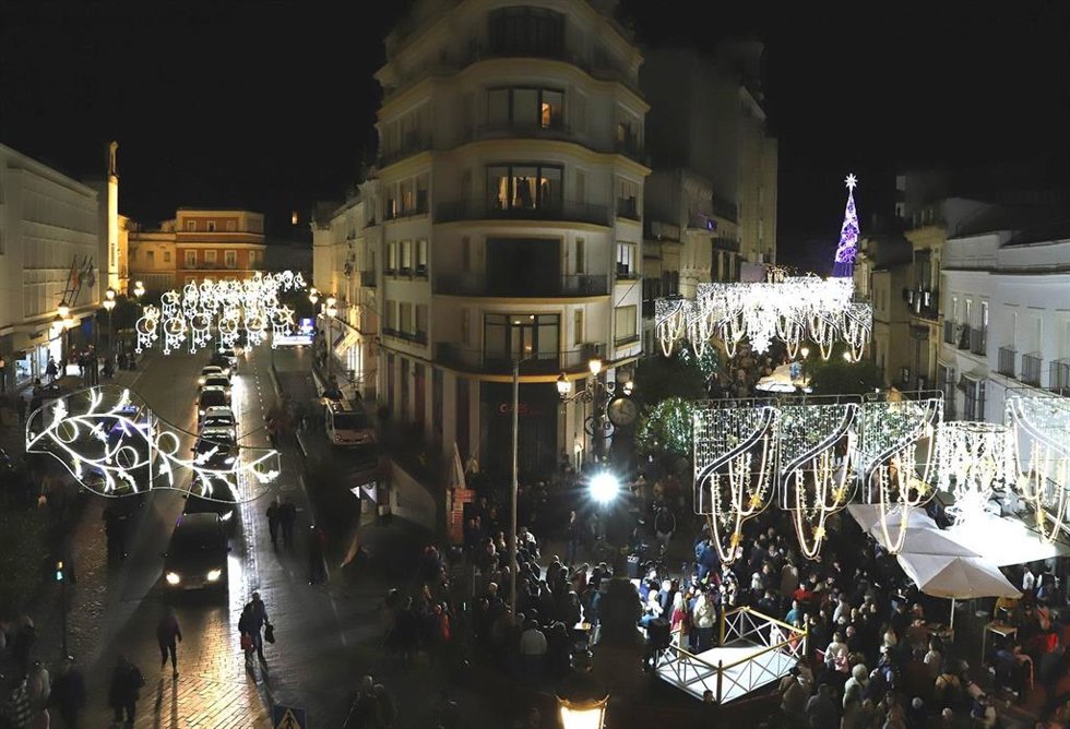 Archivo - Alumbrado de Navidad en el entorno del Gallo Azul de Jerez en una imagen de archivo.