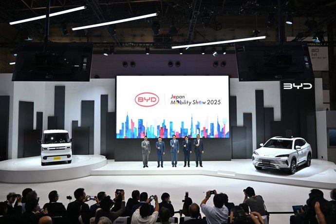BYD presenta Racco, su 'kei car' eléctrico y el BYD Seal U DM-i, en el Japan Mobility Show 2025.