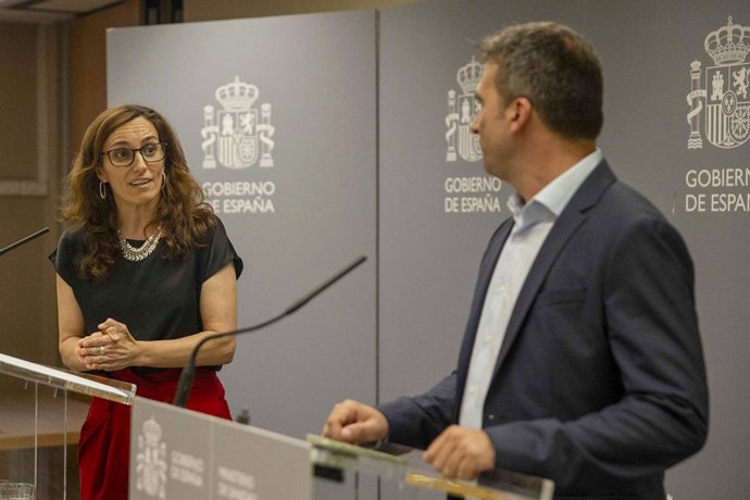 Archivo - Arquivo - A Ministra da Saúde, Mónica García, e o Presidente do ConELA, Fernando Martín Pérez, dão declarações à mídia após uma reunião em 4 de junho de 2025 em Madri (Espanha). O Ministério da Saúde apresentará um "plano" antes do verão.