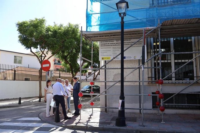 El consejero de Justicia, Administración Local y Función Pública, José Antonio Nieto, visita, junto a la alcaldesa de Fuengirola (Málaga), Ana Mula, , y autoridades judiciales las obras del Palacio de Justicia del municipio.