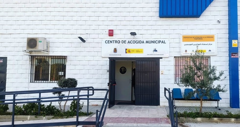 Fachada del centro de acogida al transeúnte de Jaén, que se amplía como albergue para temporeros durante la aceituna.