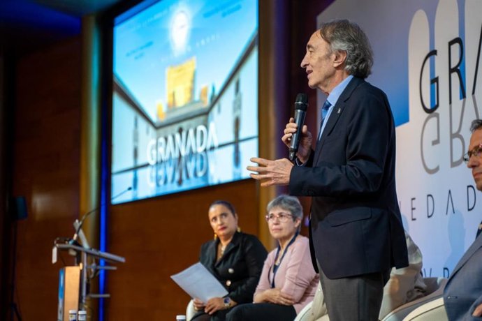 El delegado de Sanidad, Indalecio Sánchez-Montesinos, inaugura la 61 reunión de la Sociedad Española de Neurofisiología Clínica que se celebra en Granada.