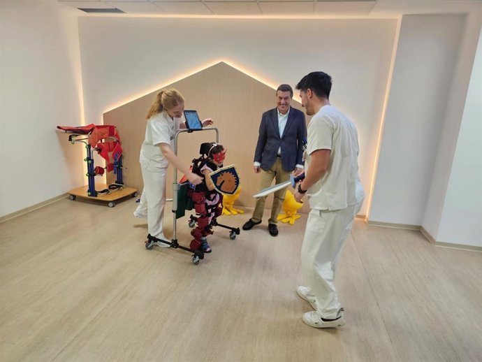 Una pacient pediàtrica utilitza l'exoesquelet adquirit per la Conselleria de Sanitat a l'Hospital Doctor Peset de València