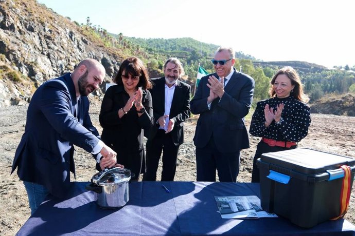 El consejero de Turismo y Andalucía Exterior de la Junta de Andalucía, Arturo Bernal, en la colocación de la primera piedra de Evolution Park, parque temático de turismo de naturaleza en Carratraca.
